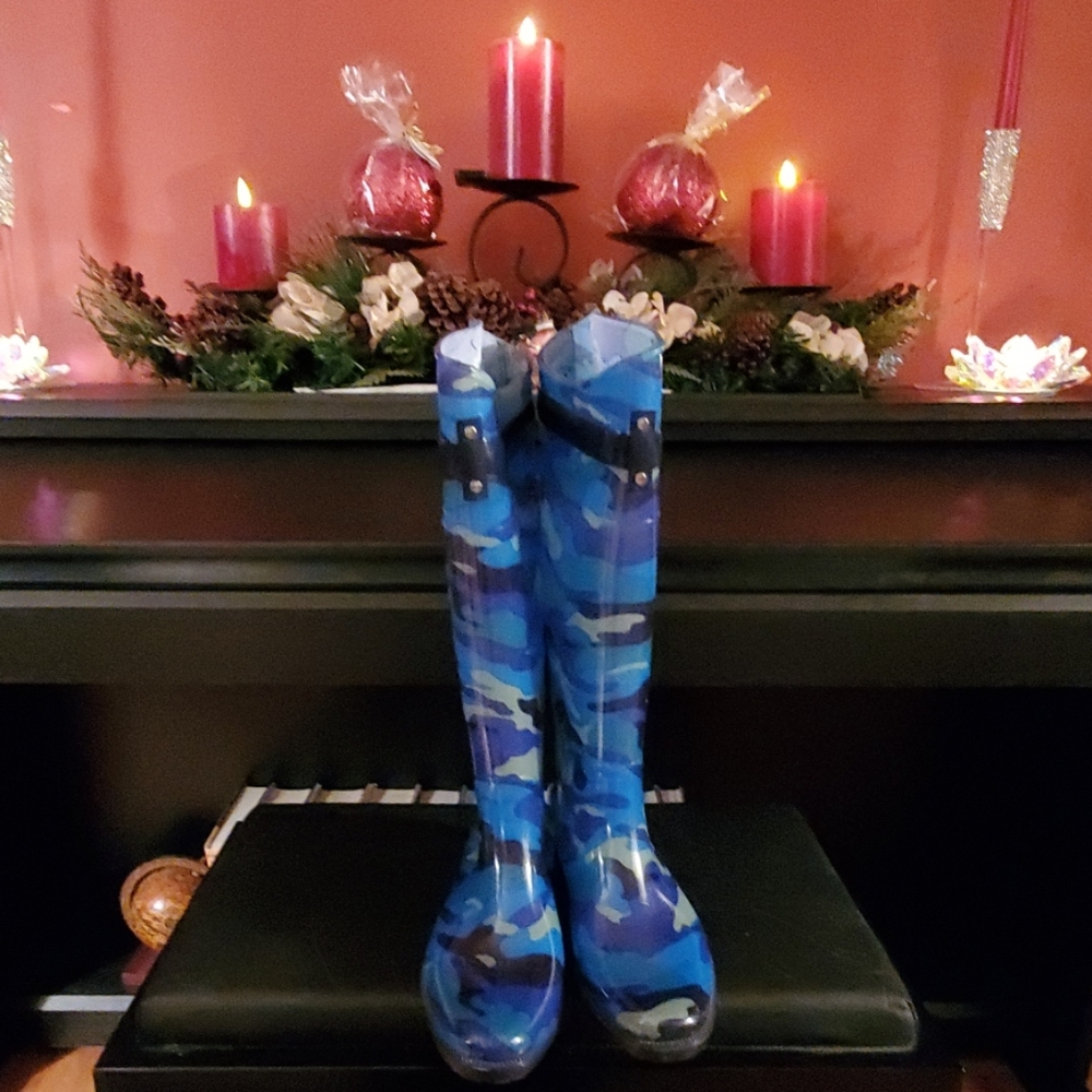 Boots - Picture 2 of 4